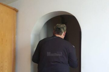 La plecare, fata a reușit să-i facă două fotografii cu telefonul mobil, din spate