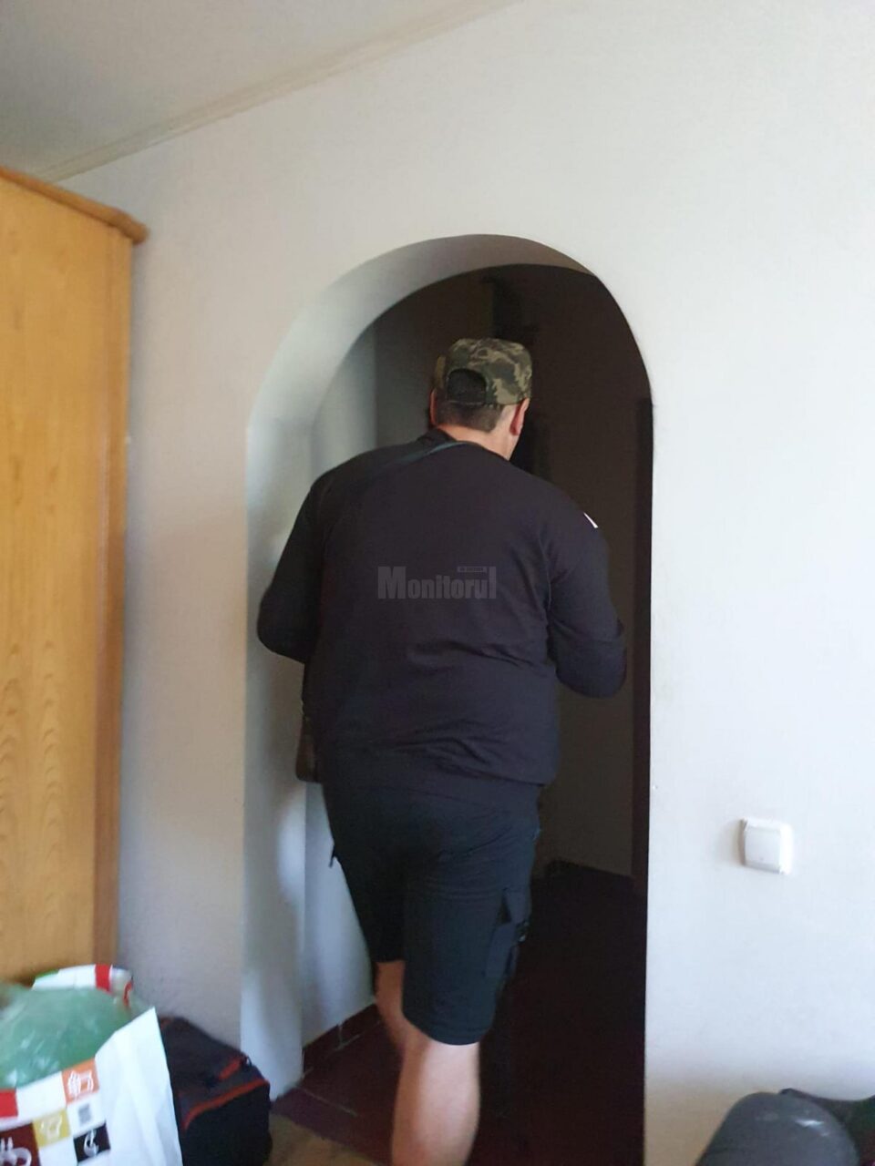 La plecare, fata a reușit să-i facă două fotografii cu telefonul mobil, din spate