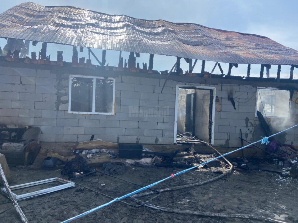 Casă incendiată de o mână criminală la Arbore