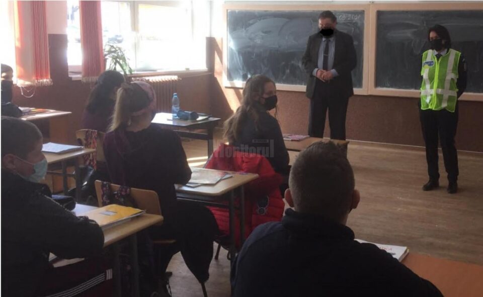 Mască “mâzgălită” pe fața unui profesor participant la o acțiune a IPJ Suceava