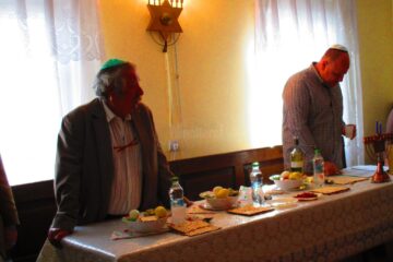 Presedintele Sorin Golda și oficiantul religios Daniel Blumenfeld, rugăciune la Seder