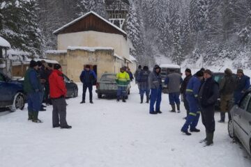 Minerii de la Crucea au ieșit din greva foamei, dar continuă protestul