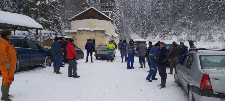 Minerii de la Crucea au ieșit din greva foamei, dar continuă protestul