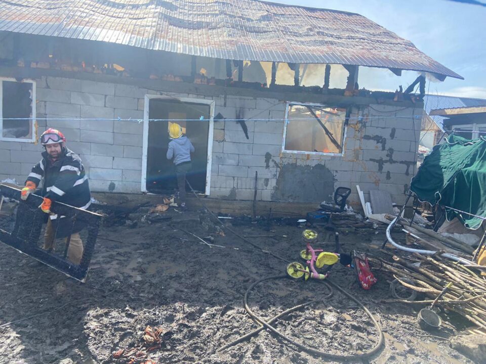 Un bărbat mort de beat din Arbore și-a incendiat propria casă