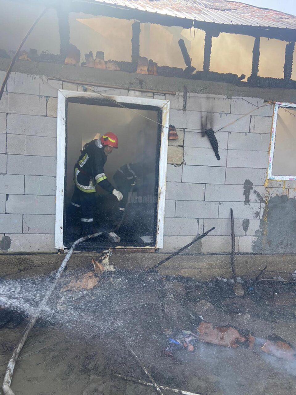 Un bărbat mort de beat din Arbore și-a incendiat propria casă