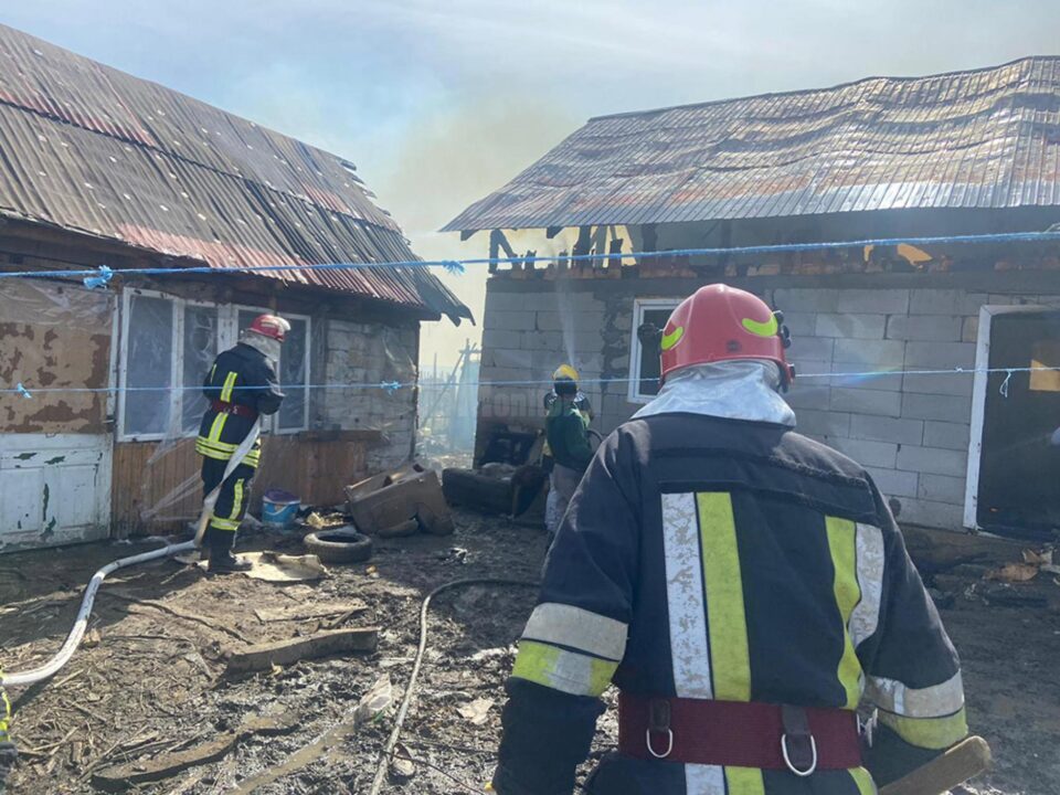 Un bărbat mort de beat din Arbore și-a incendiat propria casă