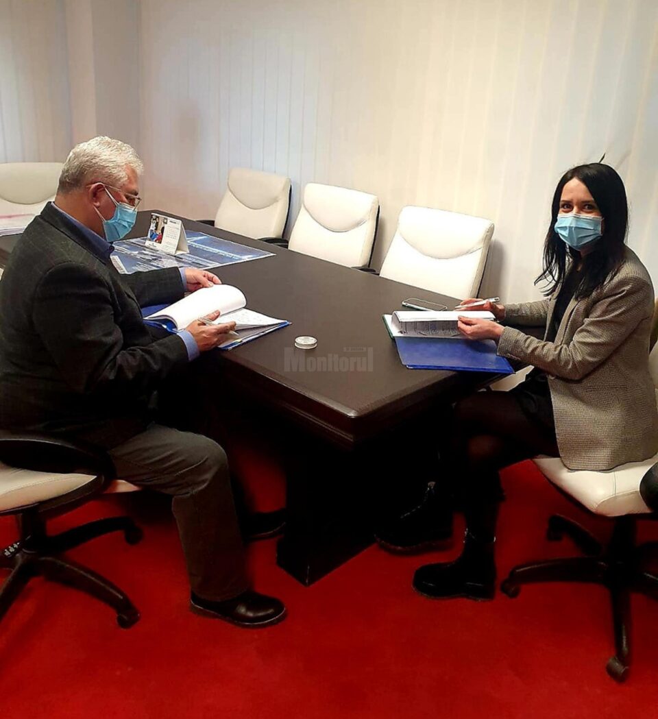 Contractul de furnizare a tabletelor a fost semnat miercuri dimineață cu firma câștigătoare a licitației, Orange România SA