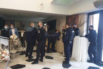 Polițiștii și jandarmii au descins în număr mare la restaurant