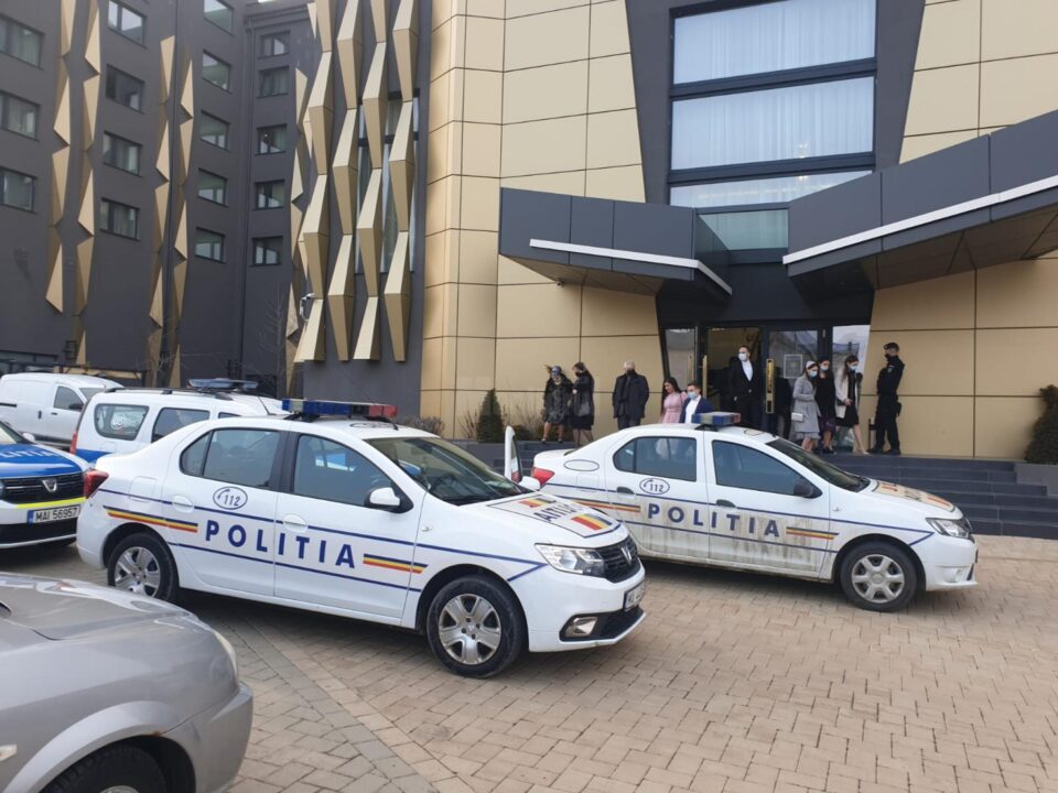 Polițiștii și jandarmii au descins în număr mare la restaurant