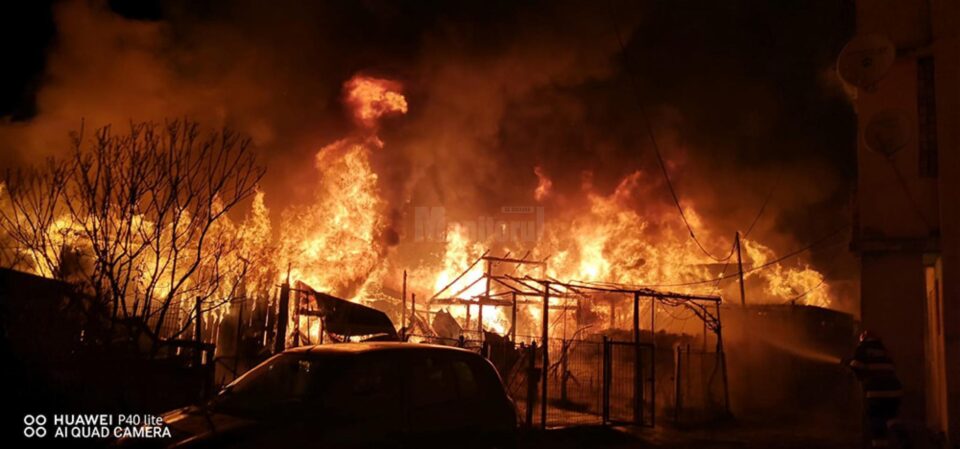 Incendiu violent la magaziile de depozitare ale locatarilor din blocuri