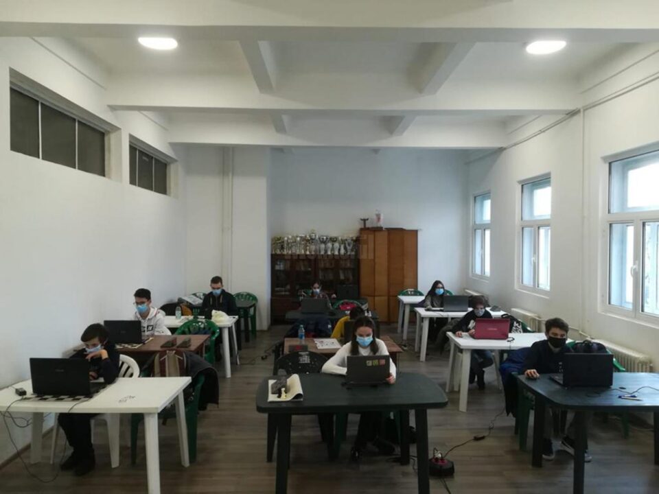 Edward Pădurariu, al doilea de pe primul rând din stânga (în alb), a cucerit titlul de campion național la U18 Edward Pădurariu, al doilea de pe primul rând din stânga (în alb), a cucerit titlul de campion național la U18