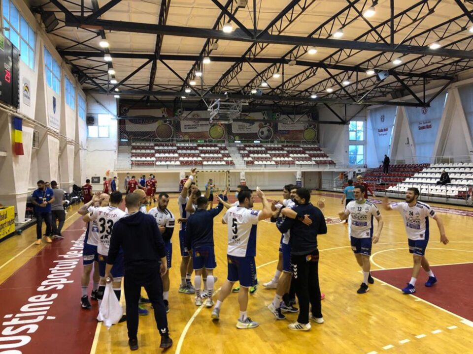Handbaliștii suceveni se bucură după victoria cu CSM Făgăraș