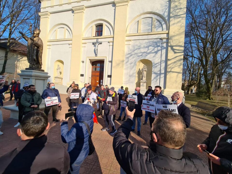 Circa 30 de persoane au protestat în Suceava împotriva restricțiilor
