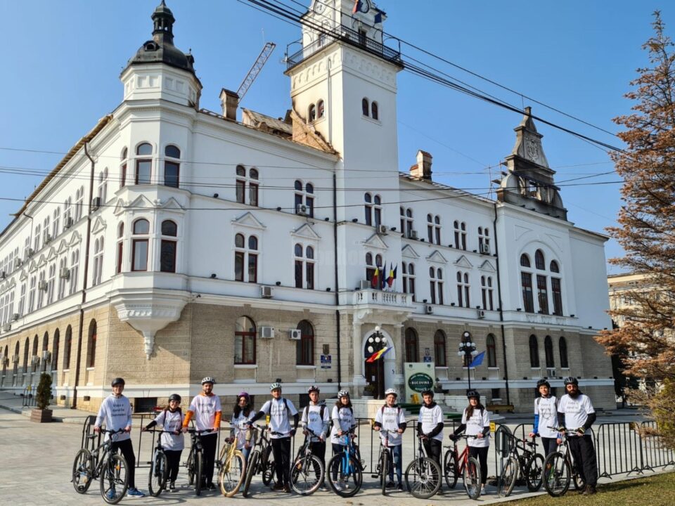 Tinerii ATOS au marcat „Marșul pentru viață!” printr-o plimbare cu bicicletele prin municipiul Suceava