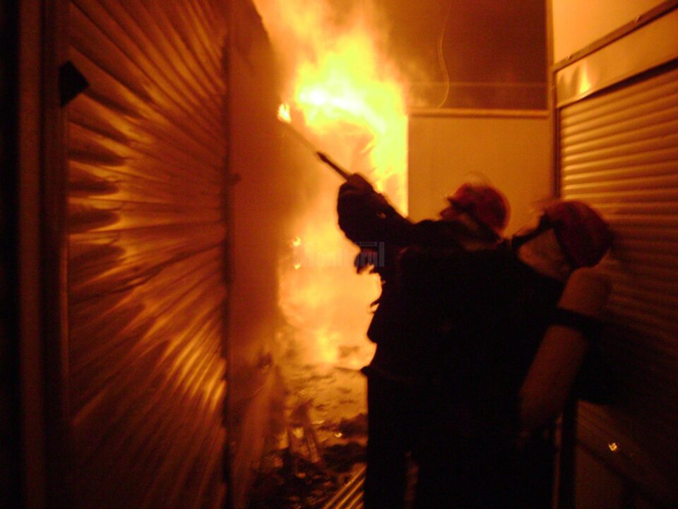 Un incendiu pus intenționat a afectat ușile a 4 apartamente dintr-un bloc