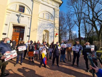 Circa 30 de persoane au protestat în Suceava împotriva restricțiilor