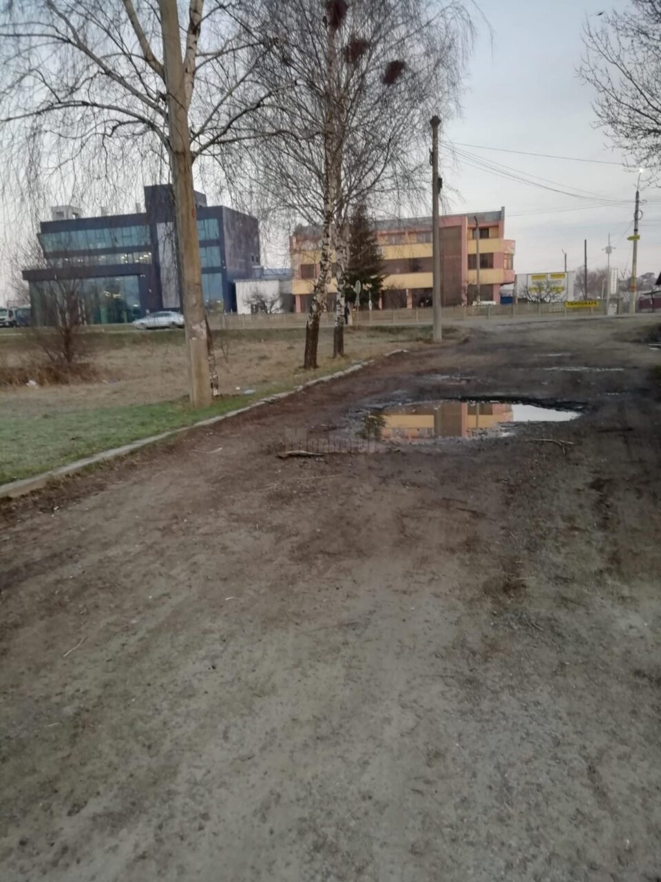 Groapa în care roata autobuzului s-a scufundat, de a ajuns puntea vehicolului să atingă asfaltul