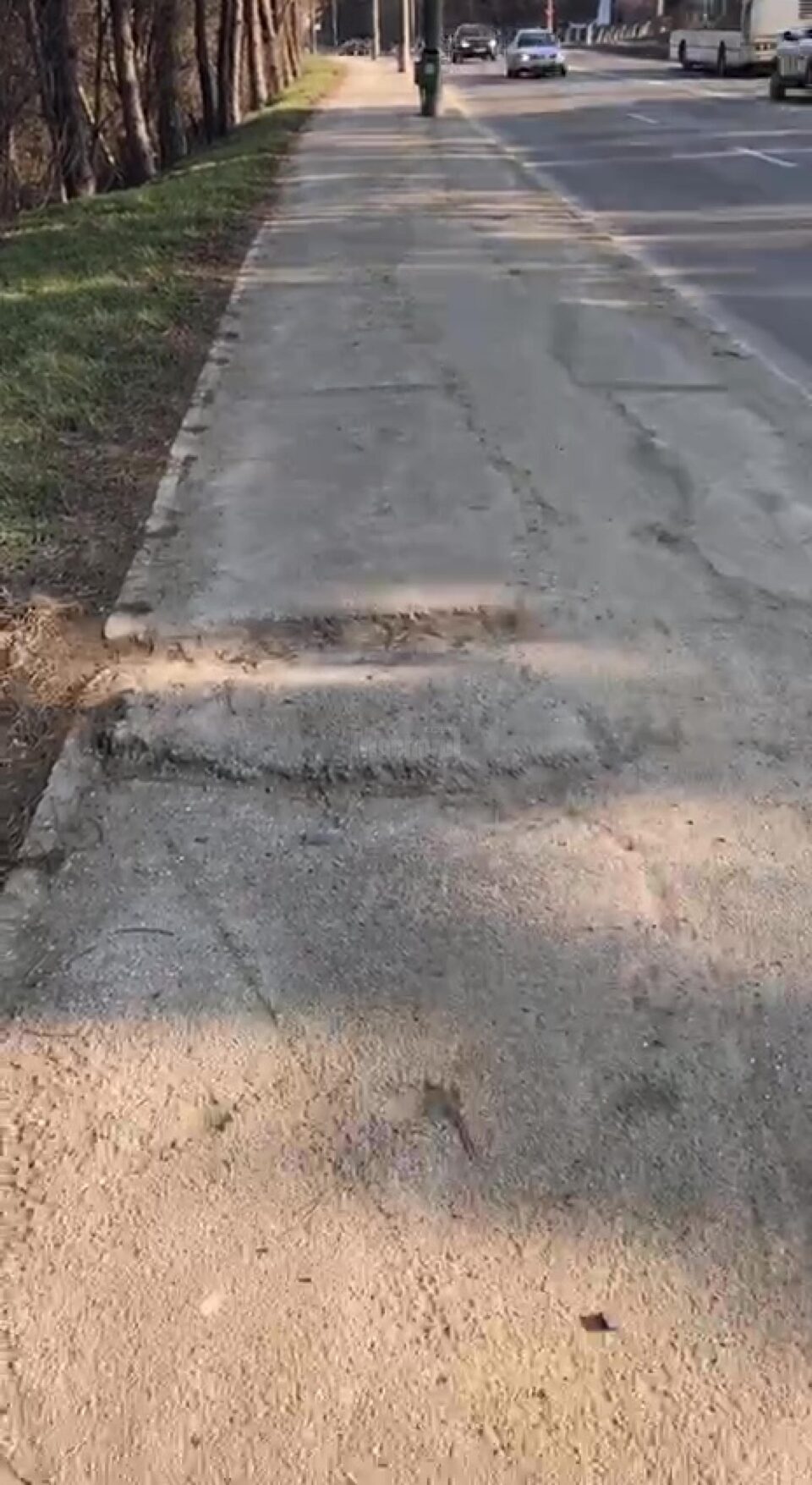 Capcane pentru biciciliști, tricicliști și pietoni, pe trotuarul de pe Calea Unirii