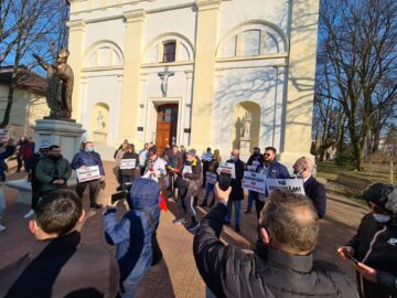 Circa 30 de persoane au protestat în Suceava împotriva restricțiilor