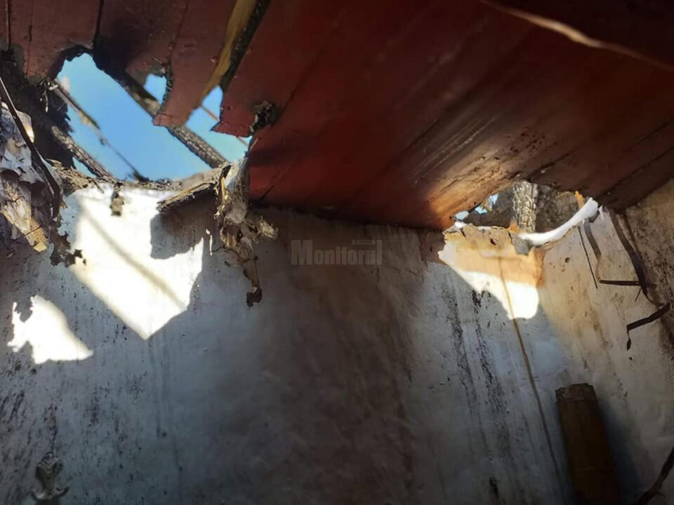 O mamă și trei copii au nevoie de ajutor după ce au rămas fără acoperiș deasupra capului