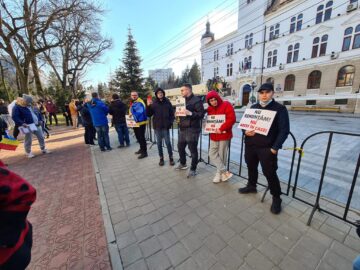 Circa 30 de persoane au protestat în Suceava împotriva restricțiilor