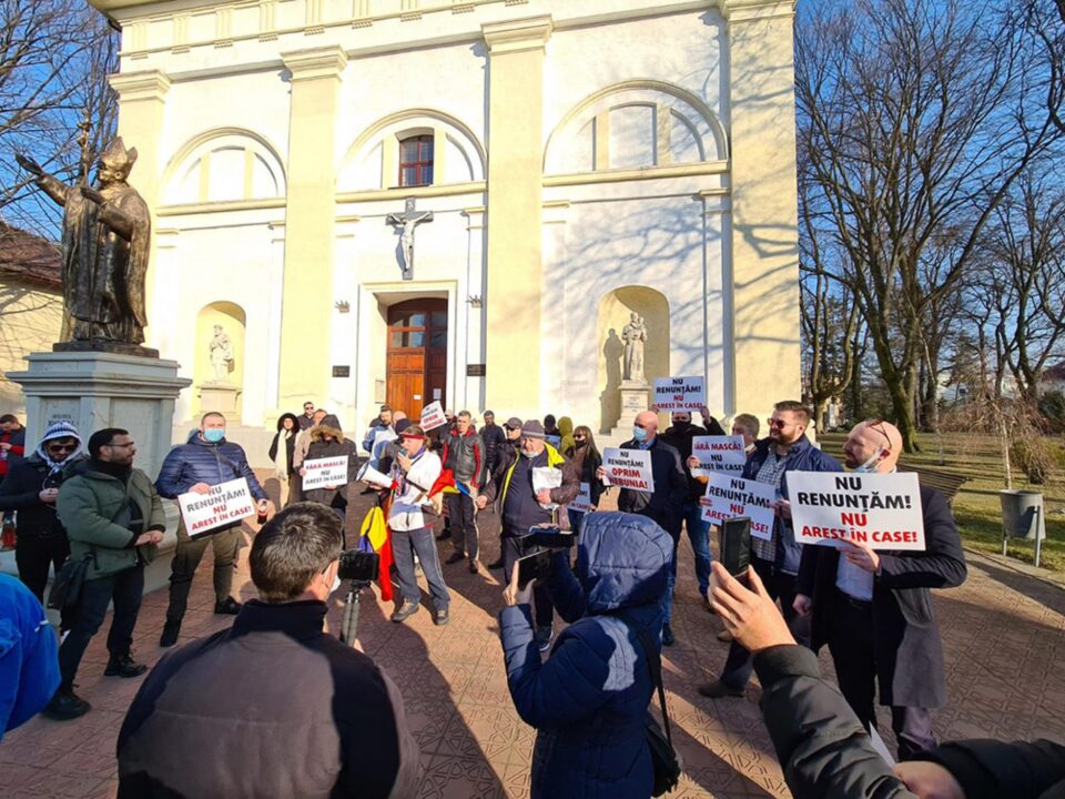 Circa 30 de persoane au protestat în Suceava împotriva restricțiilor