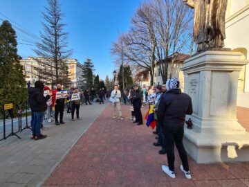 Circa 30 de persoane au protestat în Suceava împotriva restricțiilor