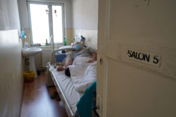 Doi doctori pensionari tratează pacienții cu Covid din Vatra Dornei, într-un pavilion care are peste 100 de ani