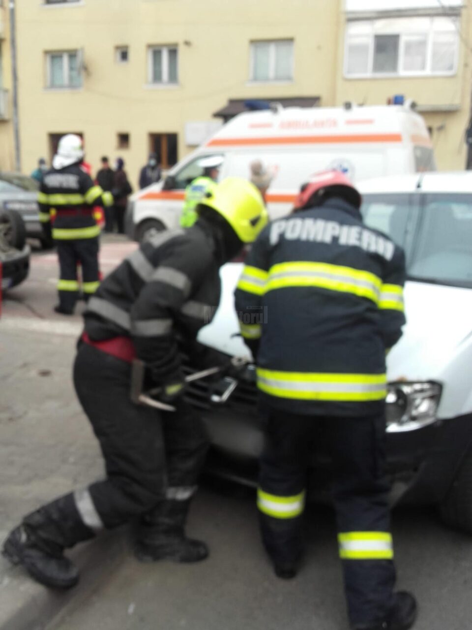 Accident cu două mașini implicate într-o intersecție din Fălticeni