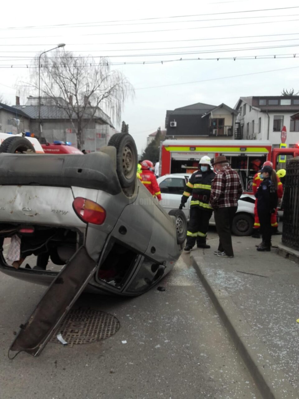 Accident cu două mașini implicate într-o intersecție din Fălticeni