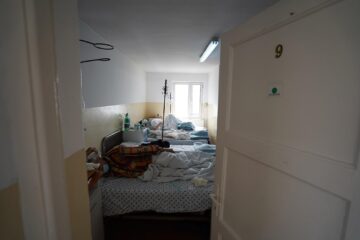 Doi doctori pensionari tratează pacienții cu Covid din Vatra Dornei, într-un pavilion care are peste 100 de ani