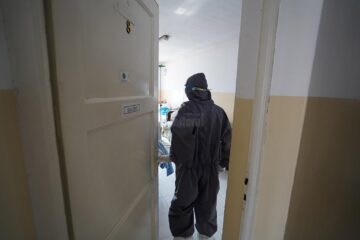 Doi doctori pensionari tratează pacienții cu Covid din Vatra Dornei, într-un pavilion care are peste 100 de ani