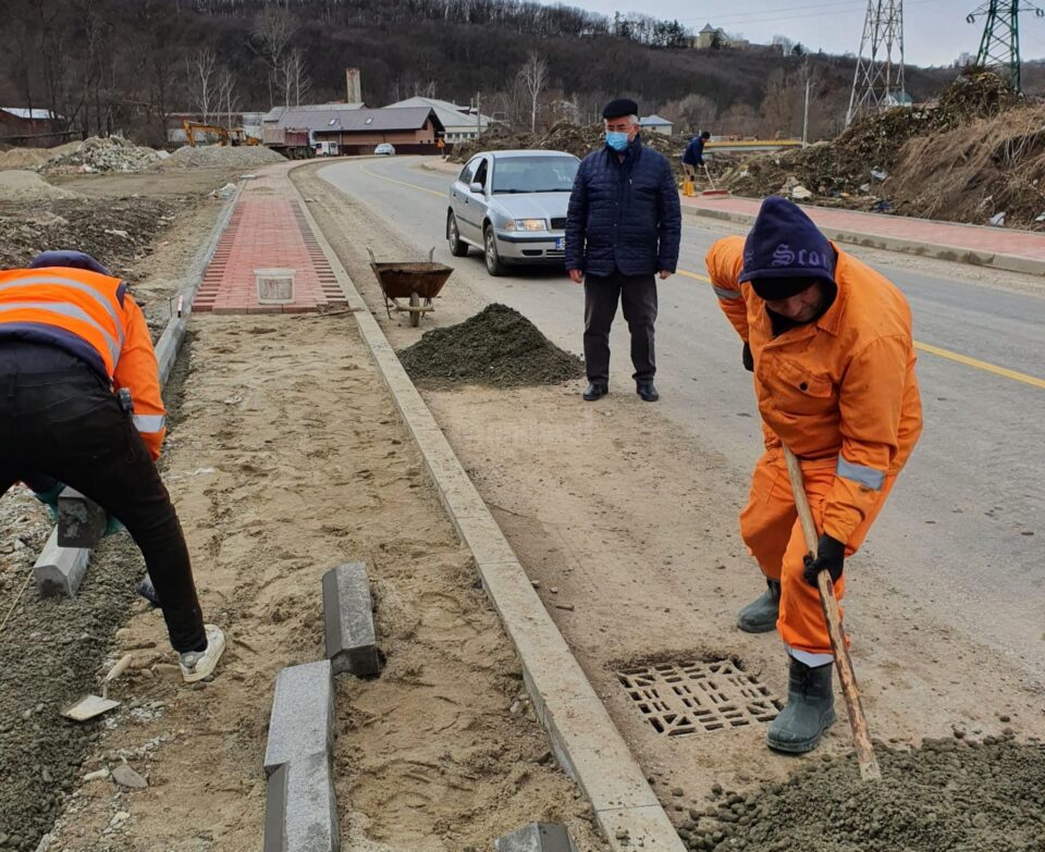 Primarul Ion Lungu a verificat stadiul lucrărilor la Ruta alternativă, unde se lucrează la trotuare și la Podul de peste Pârâul Cetății