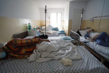 Doi doctori pensionari tratează pacienții cu Covid din Vatra Dornei, într-un pavilion care are peste 100 de ani