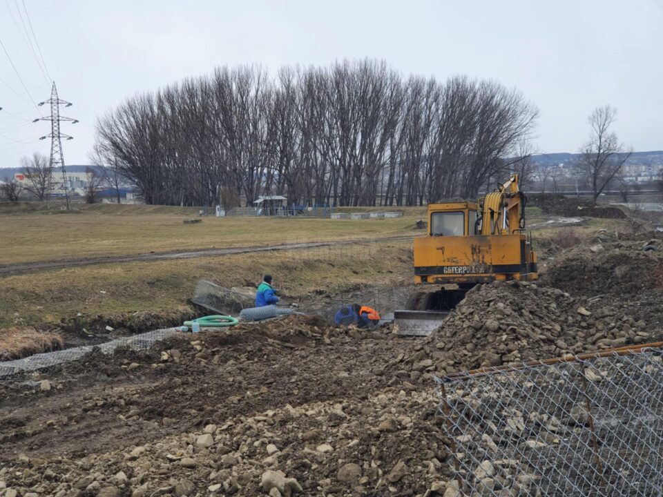 Primarul Ion Lungu a verificat stadiul lucrărilor la Ruta alternativă, unde se lucrează la trotuare și la Podul de peste Pârâul Cetății