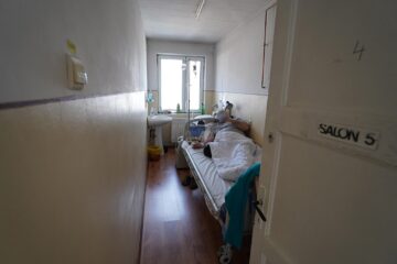 Doi doctori pensionari tratează pacienții cu Covid din Vatra Dornei, într-un pavilion care are peste 100 de ani