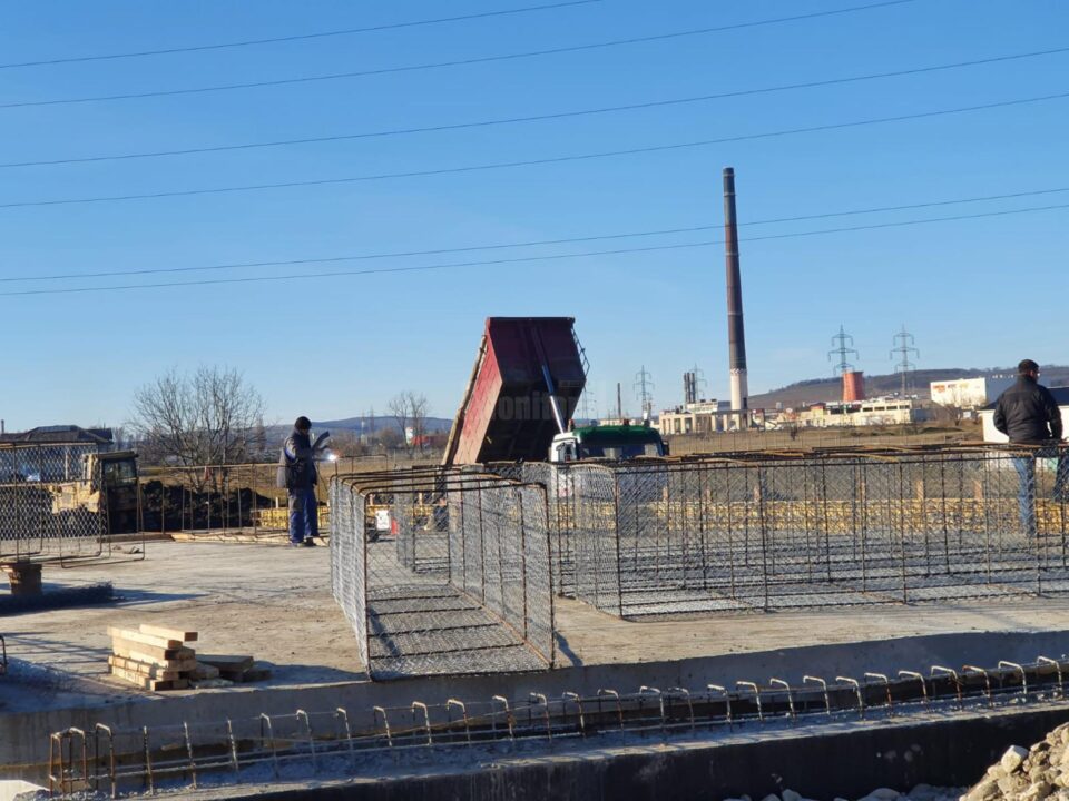 Primarul Ion Lungu a verificat stadiul lucrărilor la Ruta alternativă, unde se lucrează la trotuare și la Podul de peste Pârâul Cetății