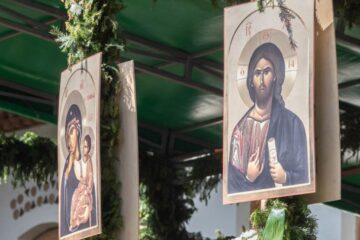 „Întinde mâna ta! Și a întins-o, iar mâna lui s-a făcut sănătoasă”
