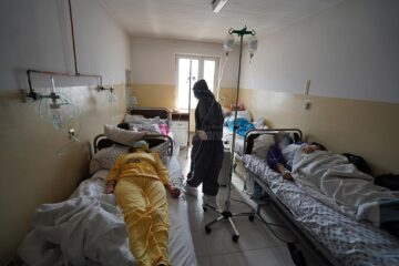 Doi doctori pensionari tratează pacienții cu Covid din Vatra Dornei, într-un pavilion care are peste 100 de ani