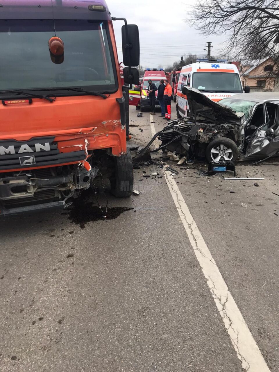 Accident între un autoturism și o autoutilitară cu butelii, la Milișăuți