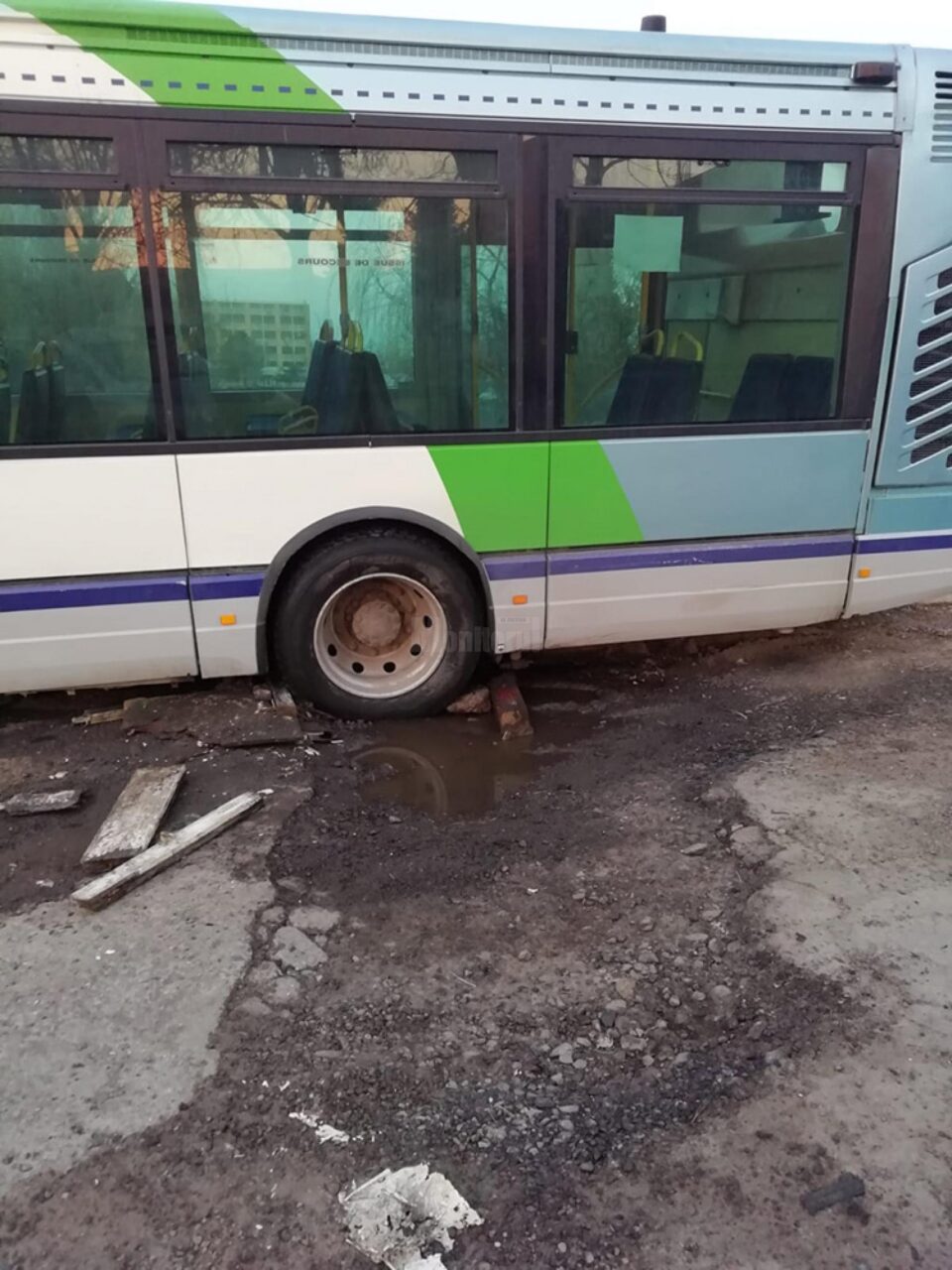 Autobuz TPL de pe linia 21, care circulă spre Rulmentul, suspendat într-o groapă la Șcheia Autobuz TPL de pe linia 21, care circulă spre Rulmentul, suspendat într-o groapă la Șcheia