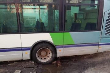 Autobuz TPL de pe linia 21, care circulă spre Rulmentul, suspendat într-o groapă la Șcheia