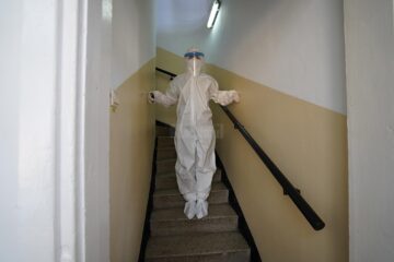 Scara de acces către saloanele de la etajul I, îngustă de 60 de cm