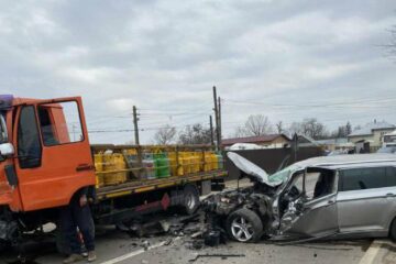 Accident între un autoturism și o autoutilitară cu butelii, la Milișăuți