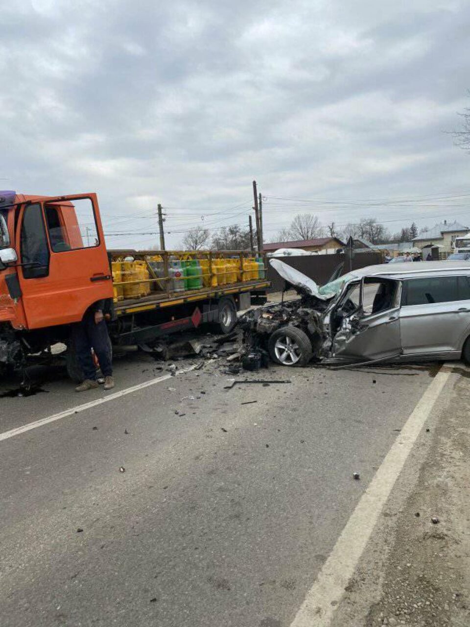 Accident între un autoturism și o autoutilitară cu butelii, la Milișăuți