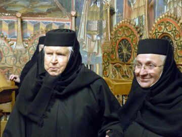 Stavrofora Irina Pântescu, proinstareța Mănăstirii Voroneț, și stavrofora dr. Gabriela Platon, stareța Mănăstirii Voroneț