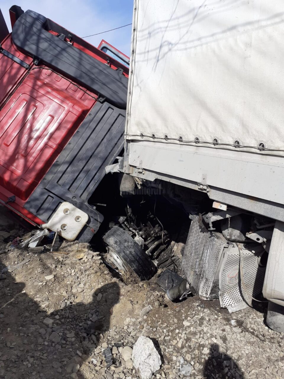 Accident violent între un autotren și un microbuz, pe E 85