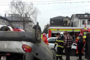 Accident cu două mașini implicate într-o intersecție din Fălticeni