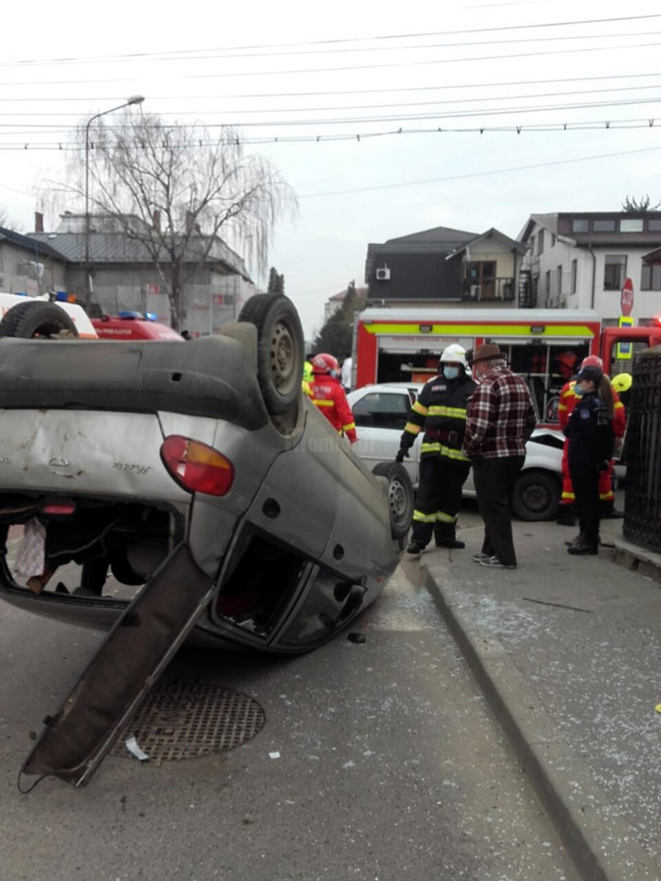 Accident cu două mașini implicate într-o intersecție din Fălticeni