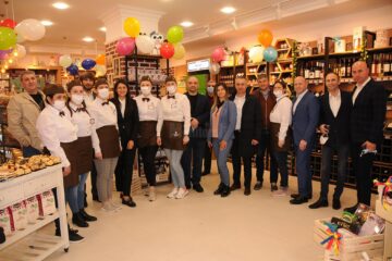 Echipa „Dulcinella” și invitații la deschiderea de la Fălticeni